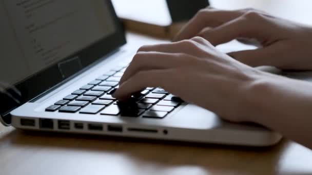 Gros Plan Des Mains Une Femme Aide Clavier Ordinateur Dans — Video