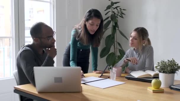 Vidéo Jolie Jeune Femme Entrepreneure Expliquant Projet Ses Collègues Sur — Video