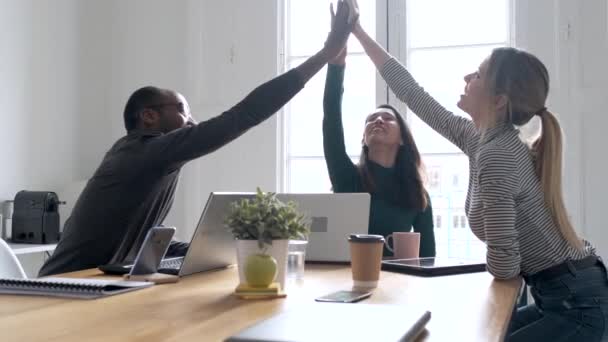 Vídeo Grupo Jovens Empresários Bem Sucedidos Que Levantam Mãos Direitas — Vídeo de Stock