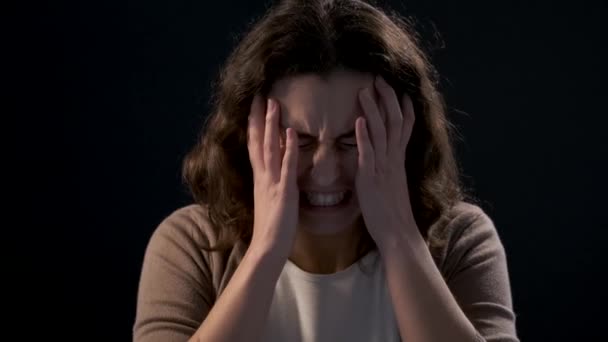 Vídeo Uma Jovem Mulher Close Gritando Fundo Preto Conceito Doença — Vídeo de Stock