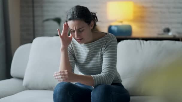 Video Young Woman Headache Sitting Sofa Living Room Home — 비디오
