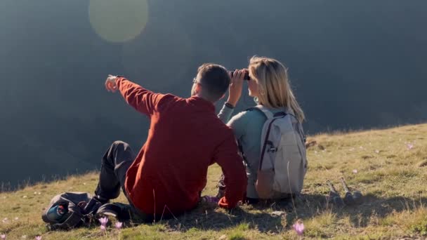 Video Dos Excursionistas Disfrutando Naturaleza Mientras Miran Paisaje Con Prismáticos — Vídeo de stock