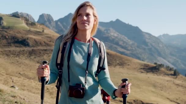 Video Una Mujer Joven Bonita Viajera Con Mochila Mirando Lado — Vídeos de Stock