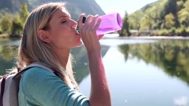 Video Una Joven Viajera Con Mochila Bebiendo Agua Mientras Está — Vídeos de Stock