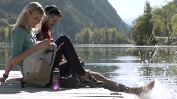 Βίντεο Δύο Ερωτευμένους Πεζοπόρους Απολαμβάνουν Φύση Παίζοντας Νερό Στη Λίμνη — Αρχείο Βίντεο