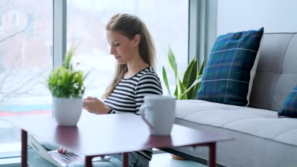 Video Una Joven Bonita Usando Teléfono Móvil Mientras Trabaja Con — Vídeo de stock