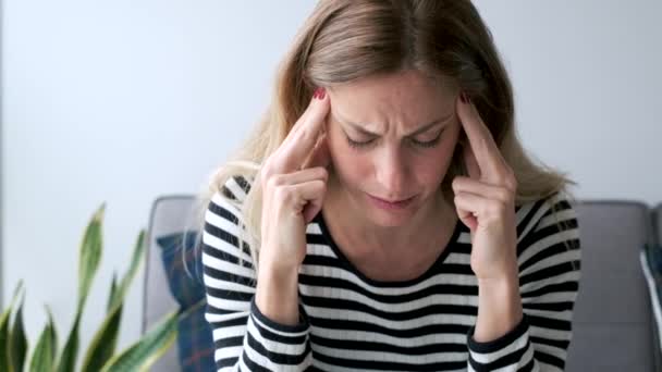 Video Einer Jungen Frau Mit Kopfschmerzen Die Hause Auf Dem — Stockvideo