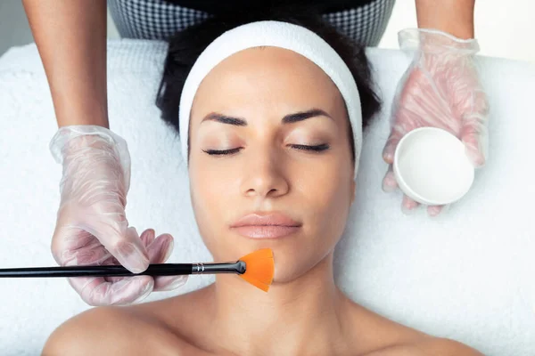 Tiro Cosmetologista Fazendo Peeling Química Para Rejuvenescer Rosto Para Mulher — Fotografia de Stock