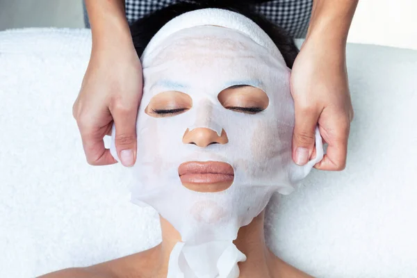 Egy Vitamin Maszkot Készítő Kozmetikus Aki Fiatalítja Nőt Spa Központban — Stock Fotó