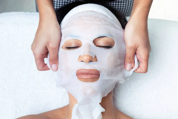 Foto Cosmetólogo Haciendo Mascarilla Facial Vitamina Para Rejuvenecimiento Mujer Centro —  Fotos de Stock