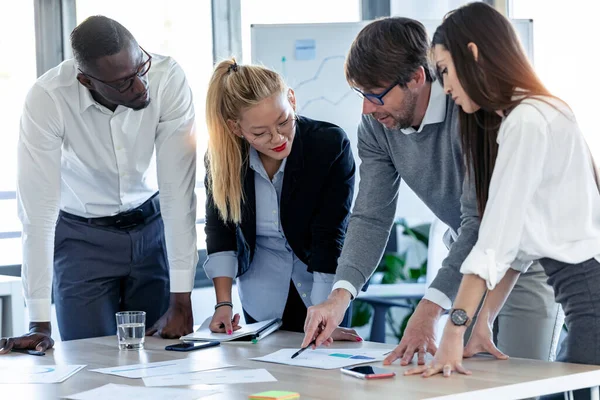 Skjuten Stilig Affärsman Talar Med Kollegor Mötet Coworking Utrymme — Stockfoto