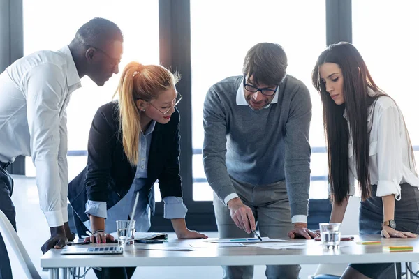 Skjuten Stilig Affärsman Talar Med Kollegor Mötet Coworking Utrymme — Stockfoto