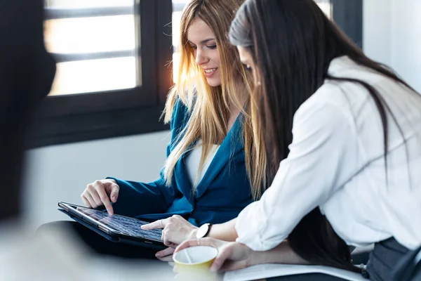 Fotografía Dos Elegantes Mujeres Negocios Jóvenes Que Utilizan Tableta Digital —  Fotos de Stock