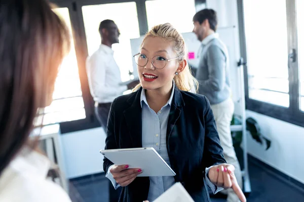 Fotografía Dos Elegantes Jóvenes Empresarias Hablando Trabajo Espacio Coworking — Foto de Stock