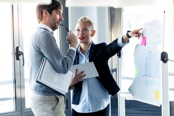 Shot Elegant Young Businesswoman Pointing Whiteboard Explaining Project Her Colleague — Stock Photo, Image