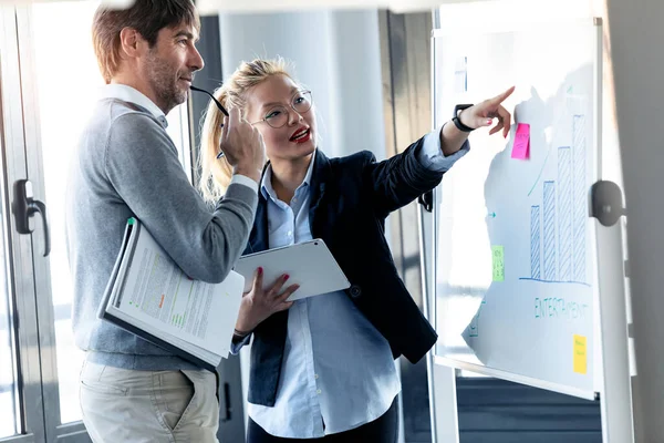 Shot Elegant Young Businesswoman Pointing Whiteboard Explaining Project Her Colleague — Stock Photo, Image