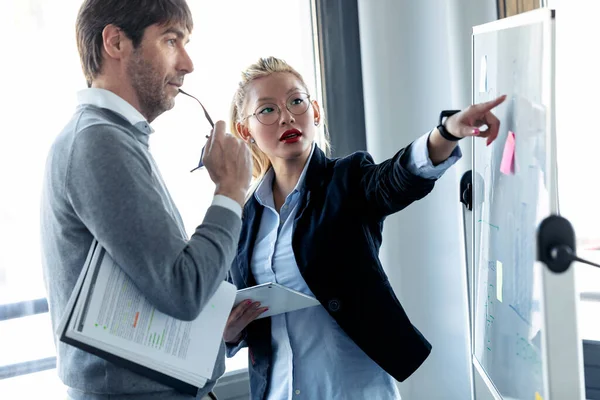 Shot Elegant Young Businesswoman Pointing Whiteboard Explaining Project Her Colleague — Stock Photo, Image