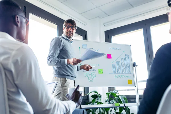 Tiro Belo Empresário Apontando Para Quadro Branco Enquanto Explica Projeto — Fotografia de Stock