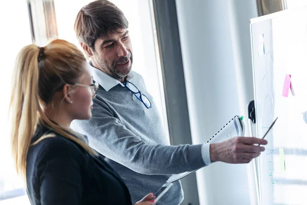 Skjuten Stilig Affärsman Pekar Whiteboard Samtidigt Förklara Projektet För Sin — Stockfoto