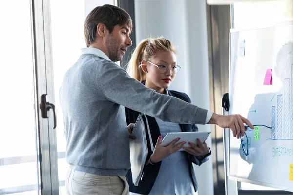 Shot Handsome Businessman Pointing Whiteboard While Explaining Project His Colleague — Stock Photo, Image