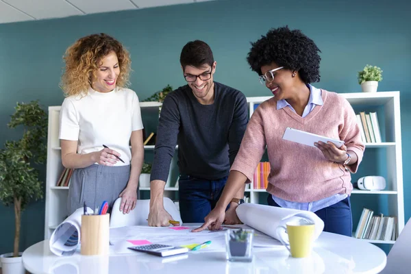 Girato Giovani Imprenditori Occasionali Che Lavorano Parlano Della Loro Nuova — Foto Stock