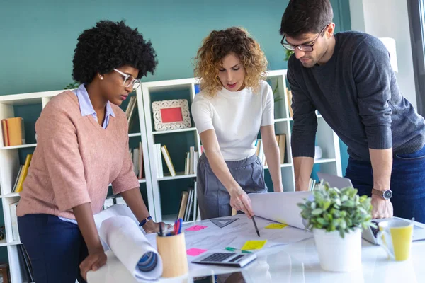 Girato Giovani Imprenditori Occasionali Che Lavorano Parlano Della Loro Nuova — Foto Stock