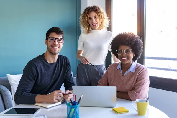 Girato Giovani Uomini Affari Casuali Che Guardano Fotocamera Mentre Lavorano — Foto Stock