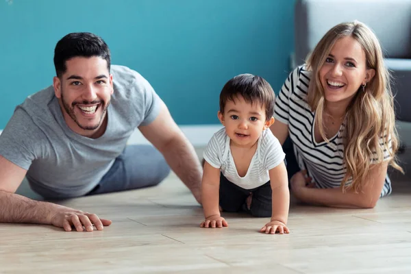 Portret Van Mooie Jonge Ouders Zoek Naar Camera Tijdens Het — Stockfoto