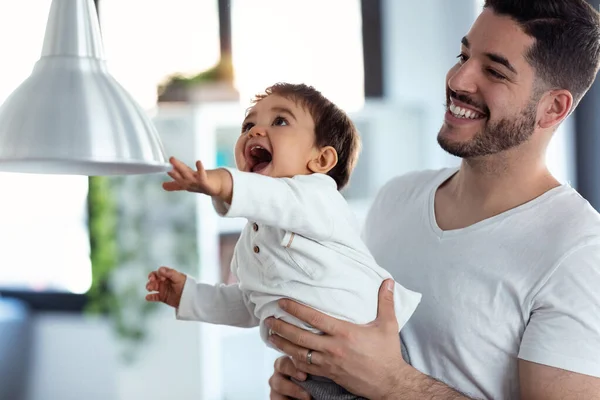 Tiro Feliz Padre Joven Con Bebé Jugando Juntos Divirtiéndose Cocina —  Fotos de Stock