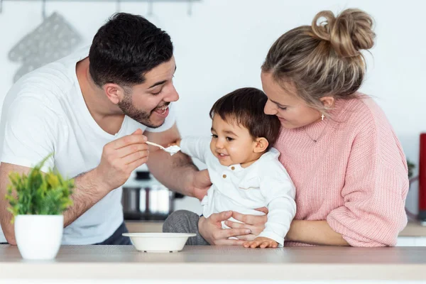 Tiro Belo Jovem Pai Alimentando Seu Filho Enquanto Mãe Olhando — Fotografia de Stock