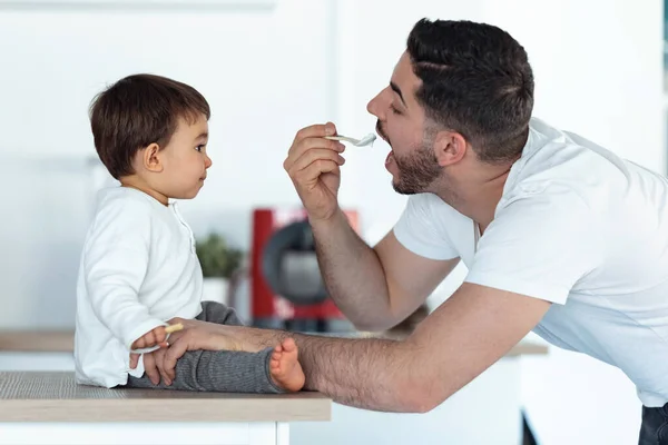 Tiro Belo Jovem Pai Alimentando Seu Filho Cozinha Casa — Fotografia de Stock