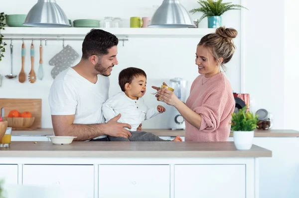 Foto Una Madre Joven Bonita Alimentando Hijo Mientras Padre Los — Foto de Stock