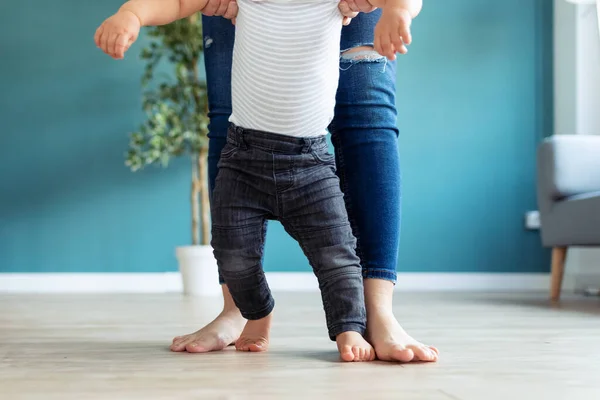 Close Van Benen Van Een Vader Zijn Zoontje Die Hem — Stockfoto