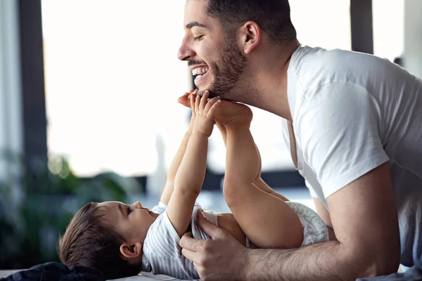 Shot Van Lachende Jonge Vader Heeft Plezier Met Kleine Baby — Stockfoto