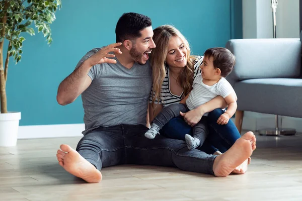 Girato Graziosi Giovani Genitori Che Giocano Con Bambino Mentre Siede — Foto Stock