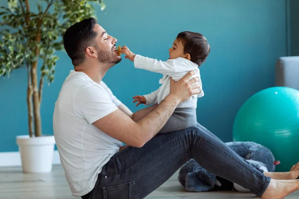 Shot Van Knappe Jonge Vader Met Zijn Baby Spelen Samen — Stockfoto