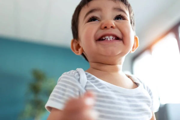 Tiros Bebê Feliz Sorrindo Enquanto Divertindo Casa — Fotografia de Stock