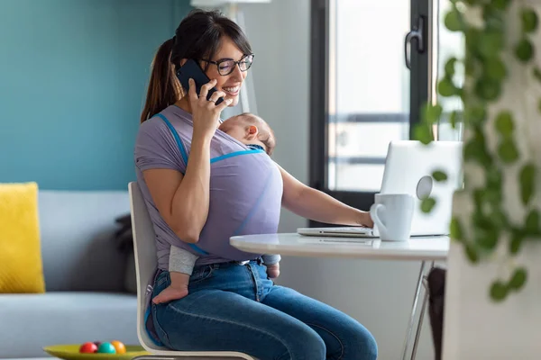 Skjuten Söt Ung Mamma Med Sitt Barn Lyftsele Prata Mobiltelefon — Stockfoto