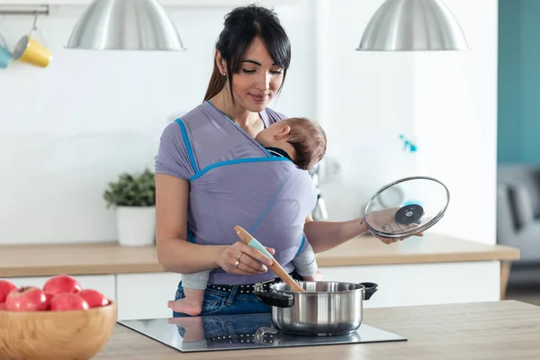 Shot Van Mooie Jonge Moeder Met Kleine Baby Sling Koken — Stockfoto