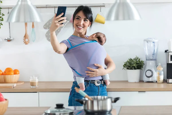 Tiro Jovem Mãe Bonita Com Bebê Pequeno Funda Tirando Uma — Fotografia de Stock