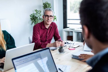 Ortak çalışma alanını dinleyen bir iş adamı görüntüsü..