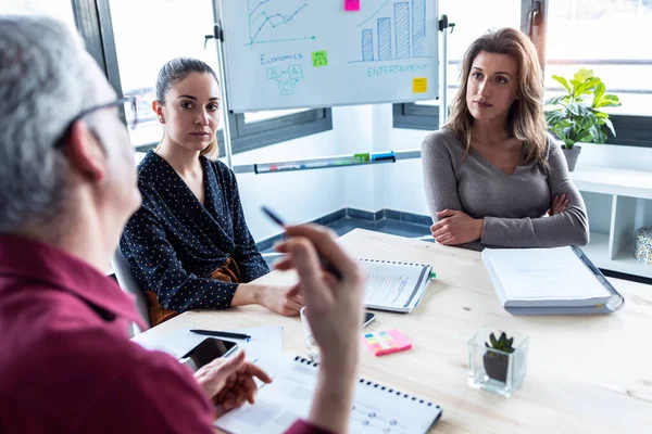 Aufnahme Einer Konzentrierten Jungen Geschäftsfrau Die Ihrem Partner Auf Dem — Stockfoto