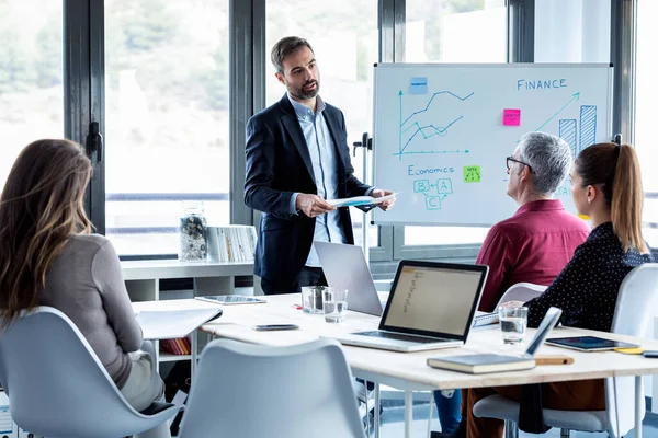 Aufnahme Eines Gut Aussehenden Geschäftsmannes Der Seinen Kollegen Auf Einem — Stockfoto