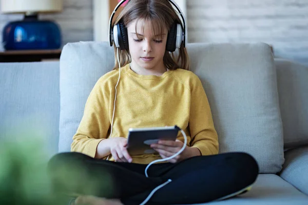 Prise Vue Petite Fille Écoutant Musique Avec Écouteurs Tablette Numérique — Photo