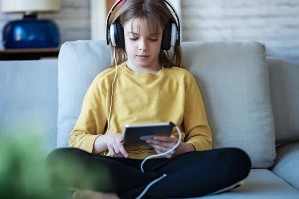 Foto Niña Escuchando Música Con Auriculares Tableta Digital Mientras Está — Foto de Stock