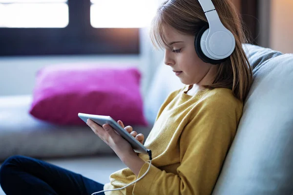 Prise Vue Petite Fille Écoutant Musique Avec Écouteurs Tablette Numérique — Photo