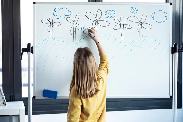 Tiro Menina Desenhando Parque Eólico Quadro Branco Com Uma Caneta — Fotografia de Stock