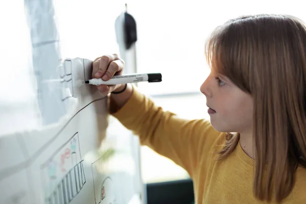 Prise Vue Petite Fille Dessinant Sur Tableau Blanc Avec Stylo — Photo