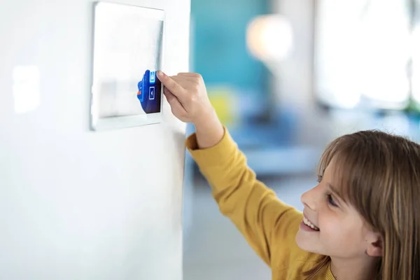 Foto Niña Usando Sistema Domótico Con Tableta Digital Mientras Está —  Fotos de Stock