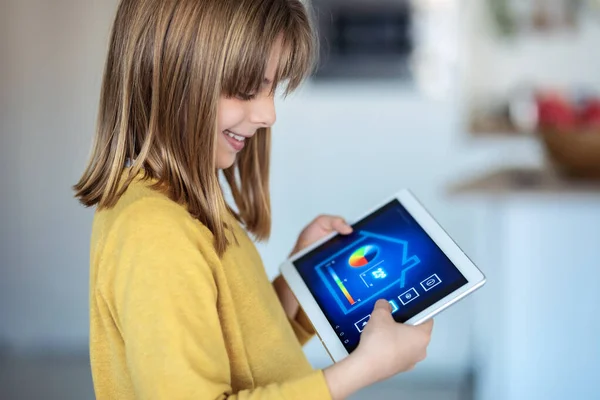 Girato Bambina Utilizzando Sistema Domotico Con Suo Tablet Digitale Mentre — Foto Stock